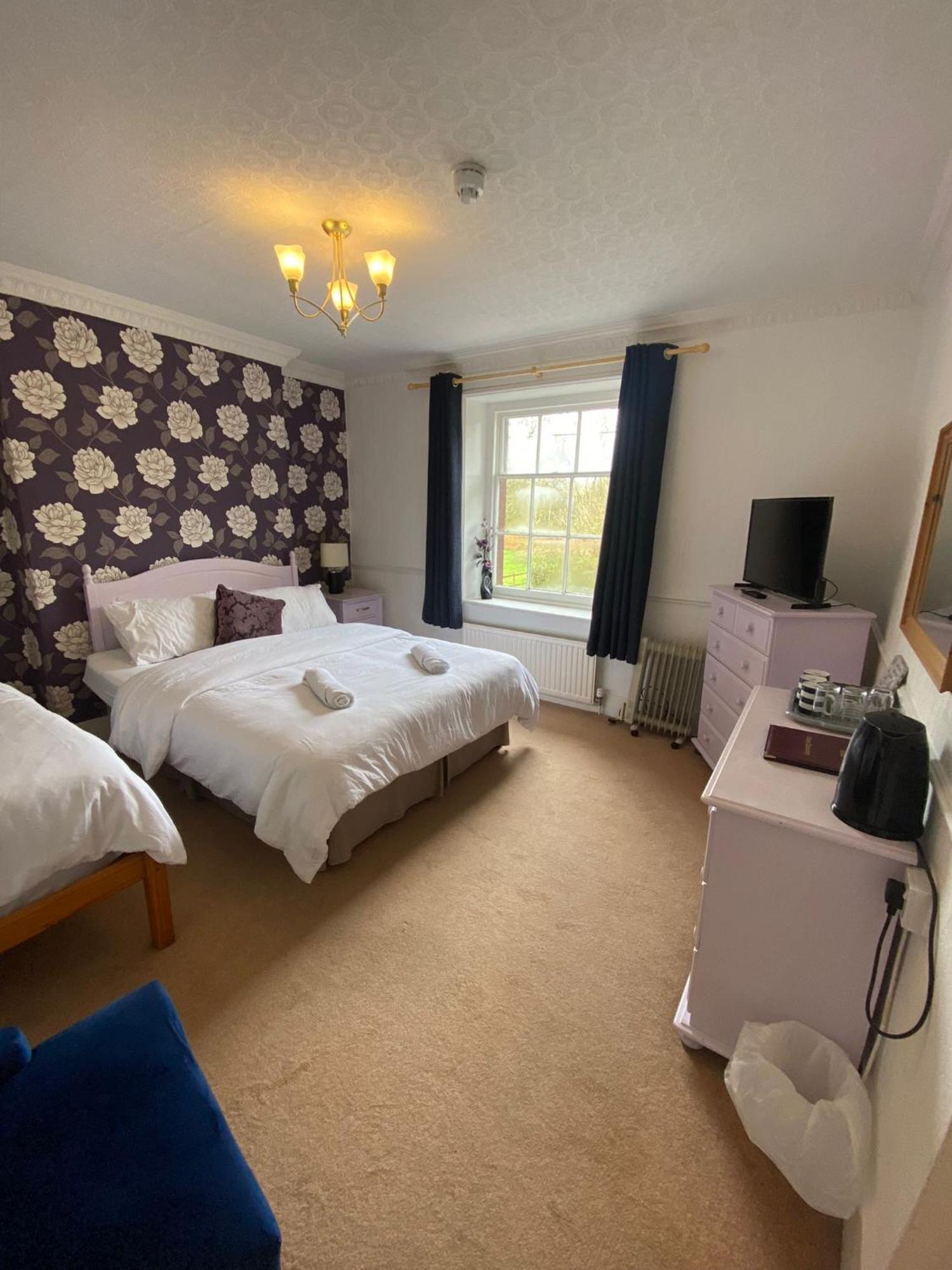 The Penruddocke Arms Bed & Breakfast Dinton  Exterior photo