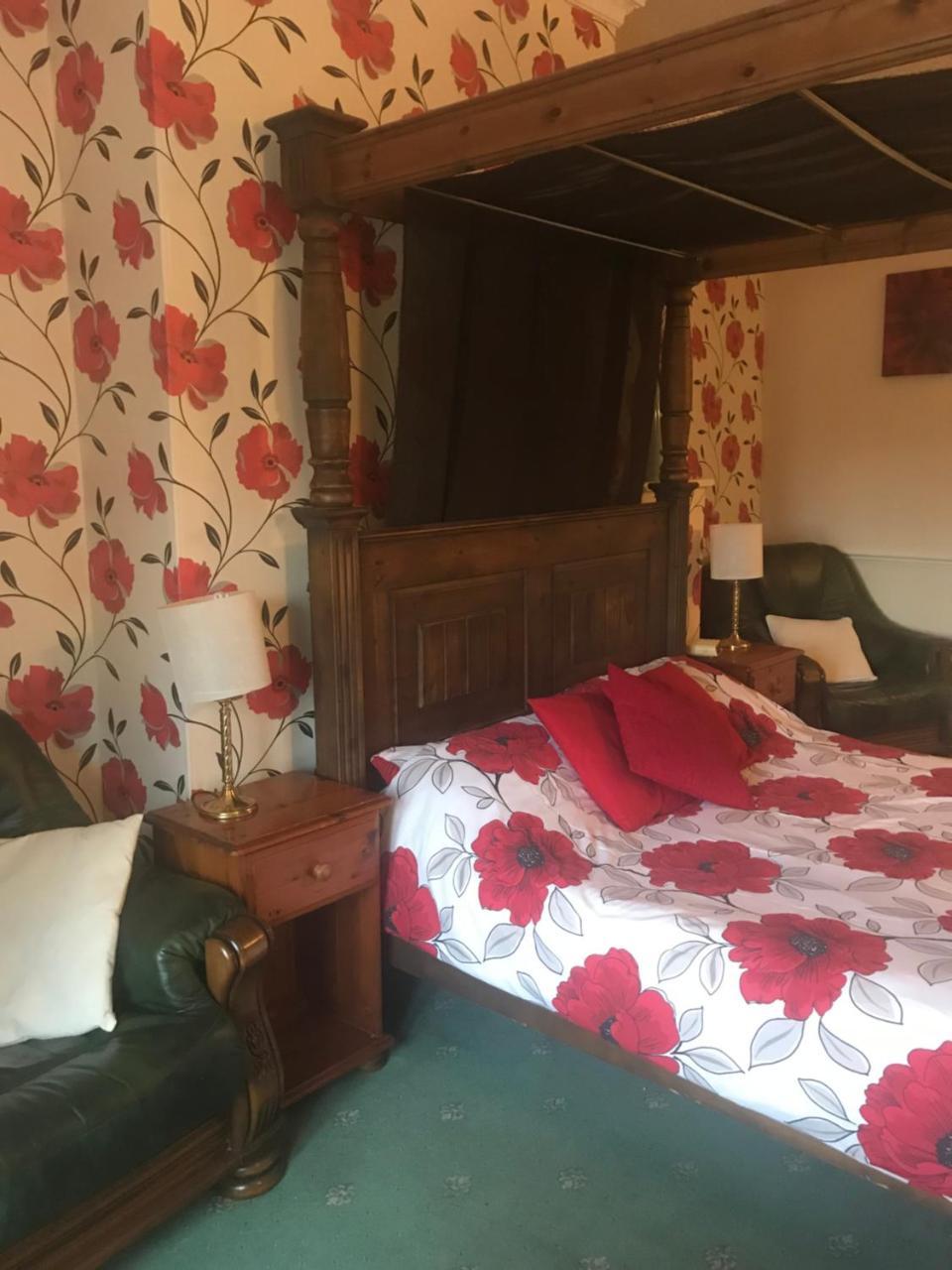 The Penruddocke Arms Bed & Breakfast Dinton  Exterior photo